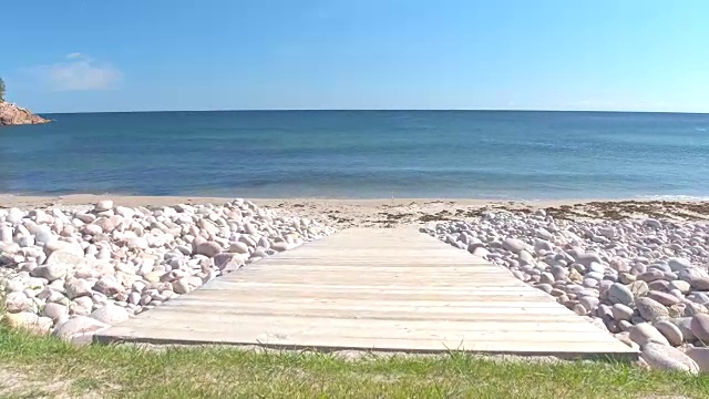 近景:美丽的北海海岸线，沙滩和蓝色的大西洋