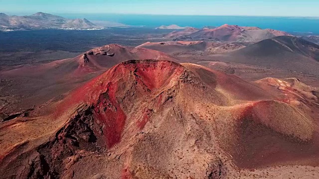 飞越加纳利群岛兰萨罗特提曼法亚国家公园附近的火山