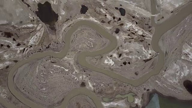 阿尔泰山脉。美丽的高原风光。俄罗斯。西伯利亚。四轴飞行器的飞行。俯视图