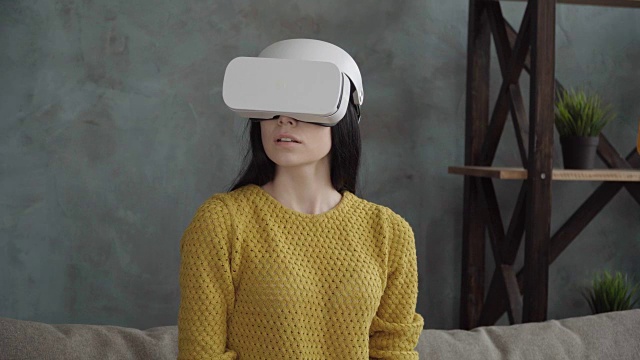 詳情圖-一名女性正在使用vr頭戴式顯示器