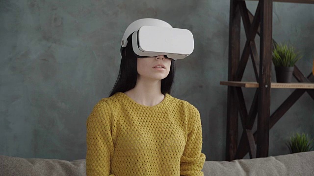 詳情圖-一名女性正在使用vr頭戴式顯示器