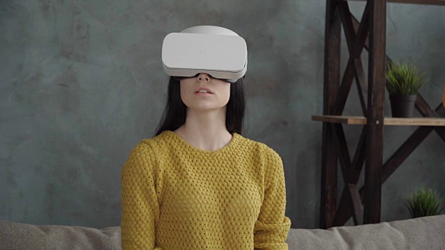 詳情圖-一名女性正在使用vr頭戴式顯示器