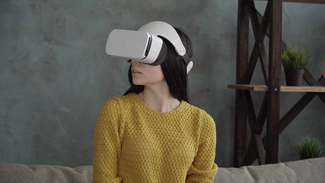 詳情圖-一名女性正在使用vr頭戴式顯示器