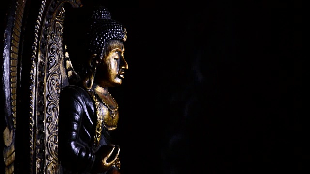 佛像，佛像，在黑色背景下旋转