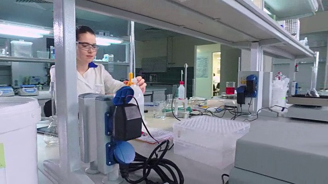 做实验室研究的实验室科学家。药剂师在实验室工作