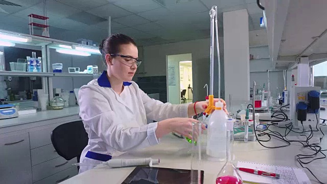 女科学家在研究实验室。在实验室工作的女科学家