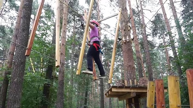 女孩沿着障碍跑