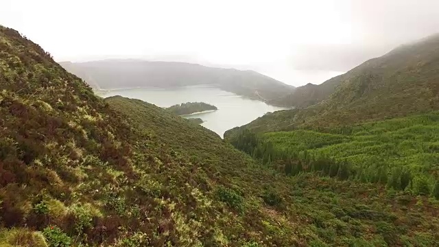 亚速尔群岛圣米格尔火山湖Lagoa do Fogo的鸟瞰图