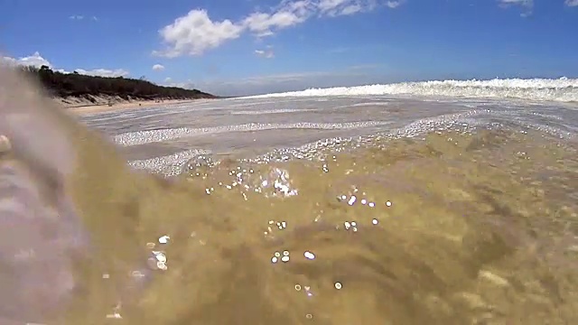 海浪涌向海滩