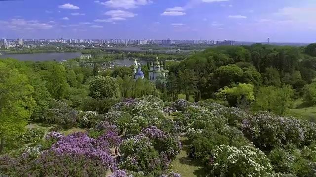 鸟瞰盛开的紫丁香和教堂植物园，基辅，乌克兰