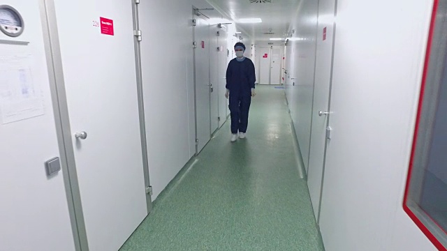 走过实验室走廊。化学实验室走廊上的女工人