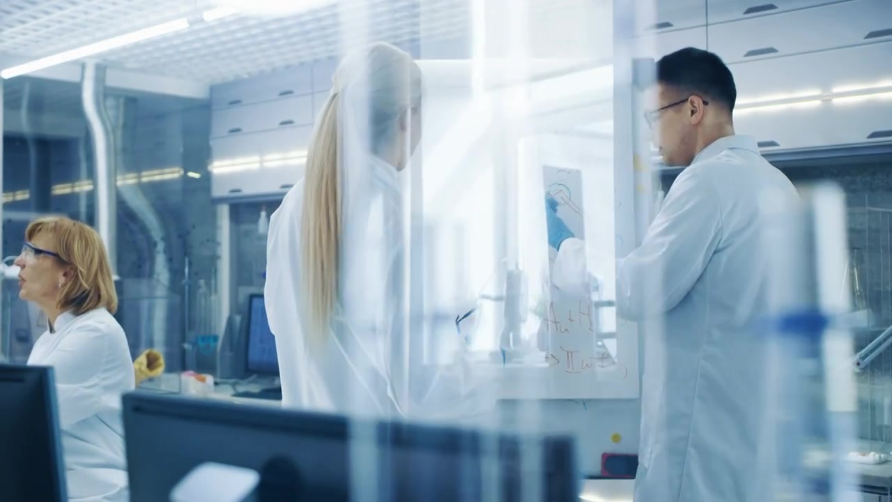 详情图-年轻的男女科学家在白板上写公式。他们在光明现代高科技实验室里解决科学问题。