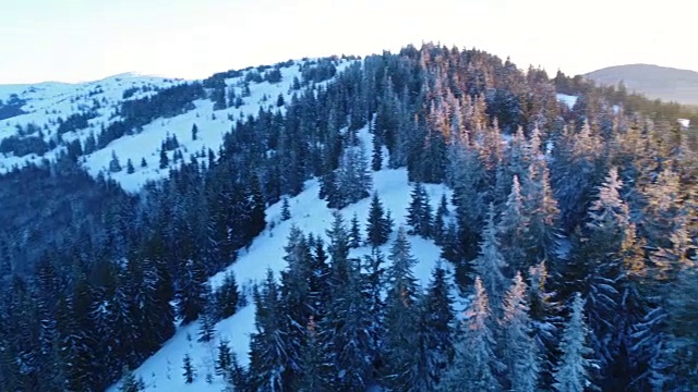 飞越冬境，雪山覆盖冬景