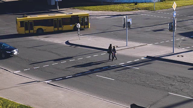 交通繁忙的公路基础设施上的汽车。