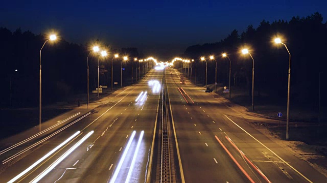 夜间交通繁忙的公路基础设施上的车辆。