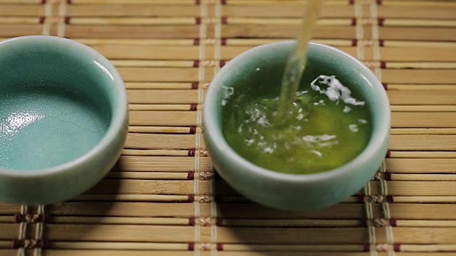 绿茶倒入亚洲杯
