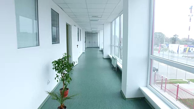 Pov的行走实验室走廊。实验室走廊的稳定凸轮镜头