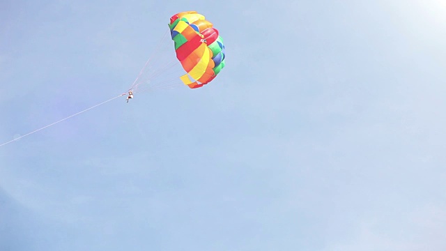 一艘船拖着五彩缤纷的降落伞在空中飞行