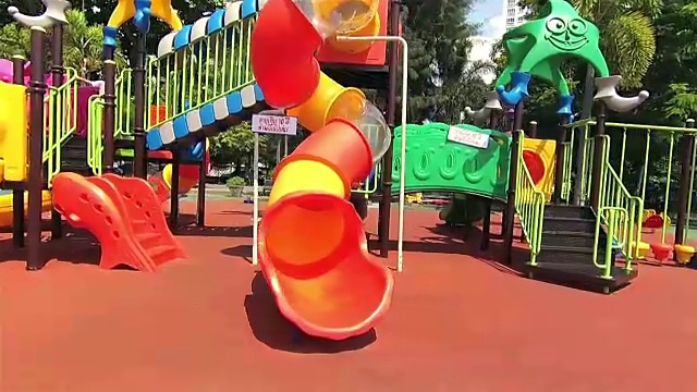 在阳光明媚的日子里走到公园的操场上。