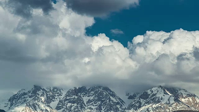 详情图-尼泊尔的山脉和云团，空中延时拍摄