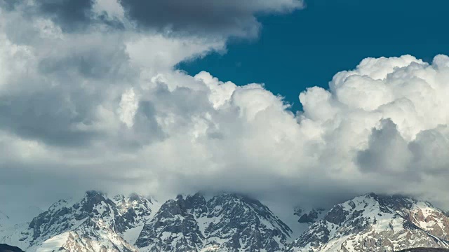详情图-尼泊尔的山脉和云团，空中延时拍摄