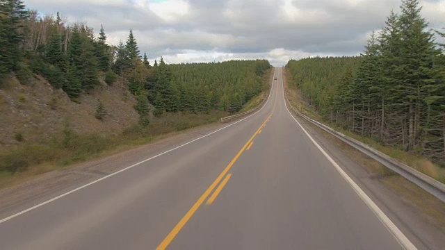 POV:行驶在空旷的州际公路上，穿过茂密的北方针叶林在加拿大