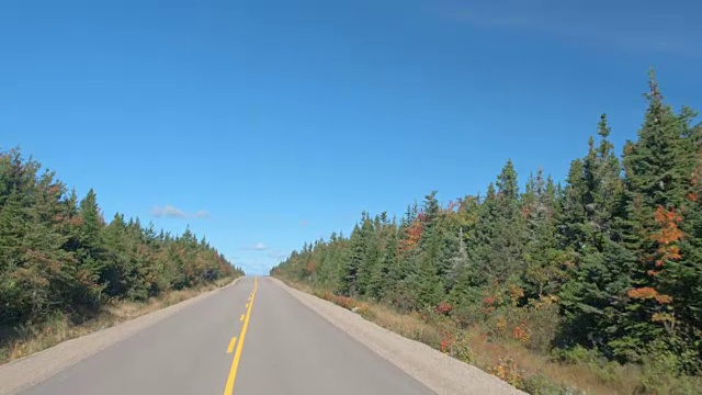 特写:越野车沿着空旷的高速公路通过加拿大的边远地区
