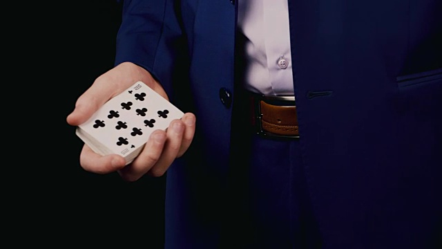 年轻的魔术师用扑克牌表演魔术