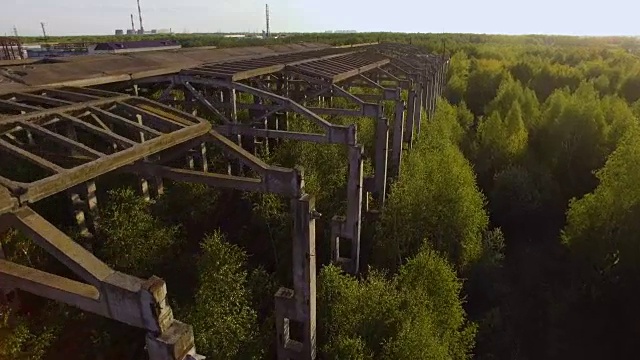 一座长满树木的未完工的废弃建筑。概念背景