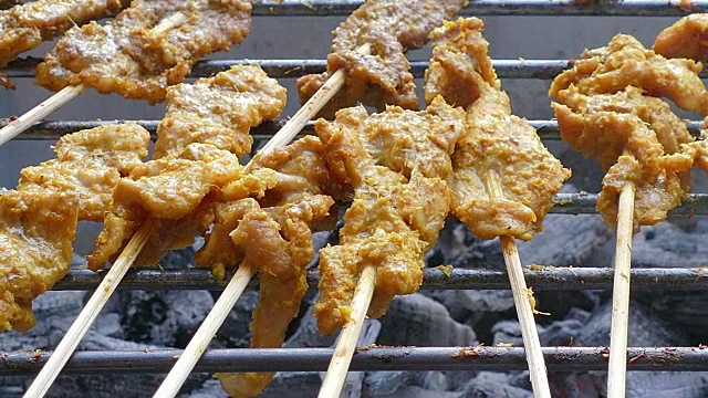 街头小吃，猪肉或鸡肉沙嗲或沙嗲烤炉烧烤。
