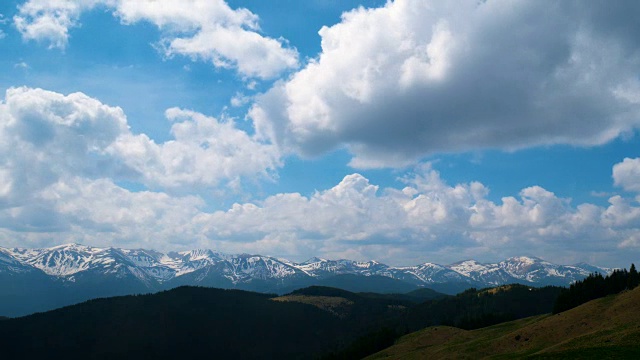 山景和云雾时光流逝