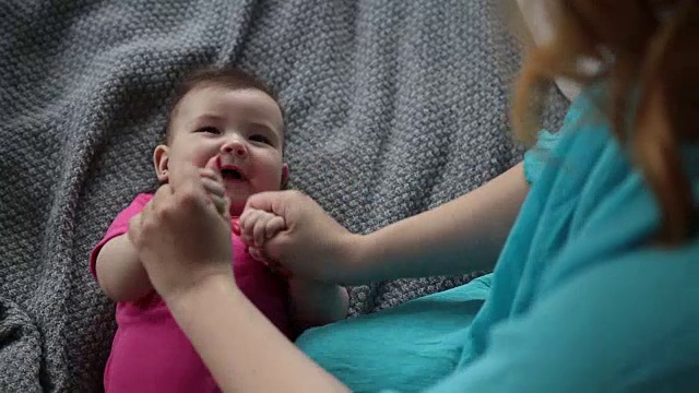 妈妈给她的孩子按摩和做体操