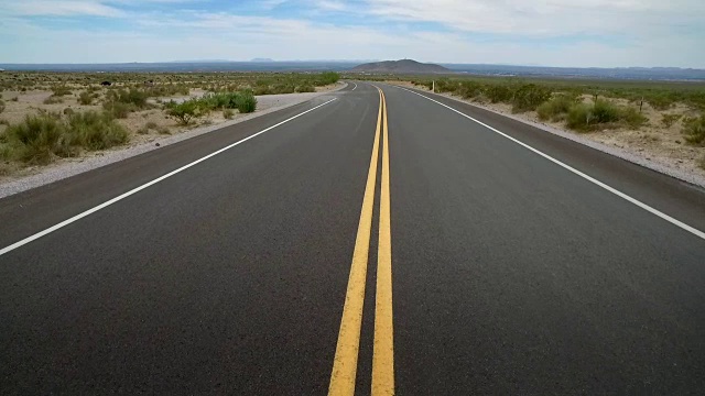 白天空旷的沙漠道路中间