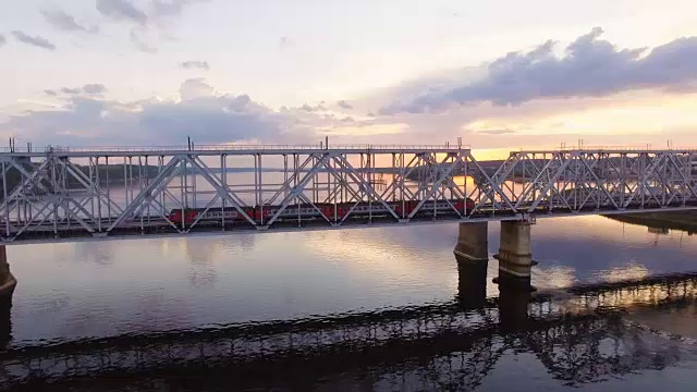 横跨伏尔加河的铁路桥，这是客运列车。鸟瞰图