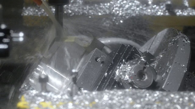 在现代高精度数控加工中心铣削金属零件