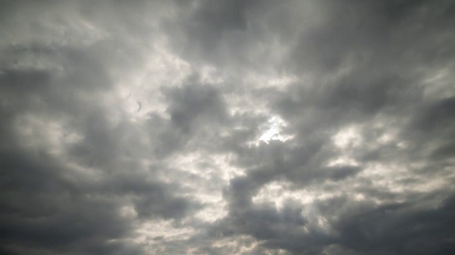 雨云游过天空