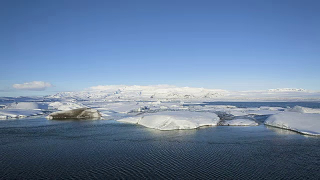 冰岛冰川湖Jokulsarlon的日出