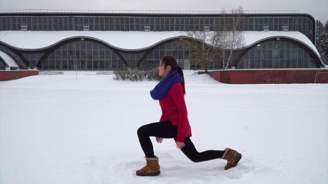 在雪地上表演前弓步的女人