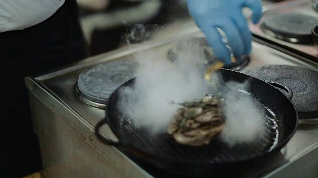用平底锅煎肉
