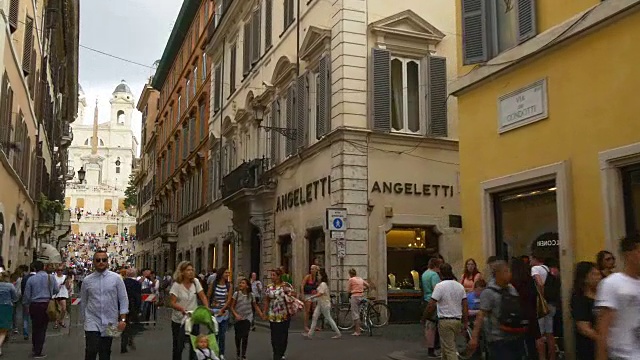 意大利罗马城夏日拥挤的西班牙台阶街道全景4k