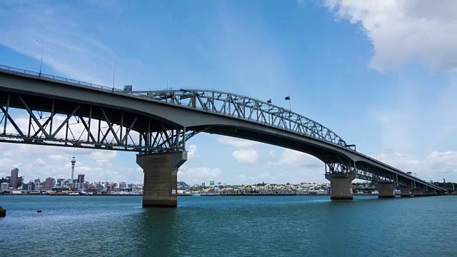 时间流逝奥克兰海港大桥反映威斯特海温码头在奥克兰