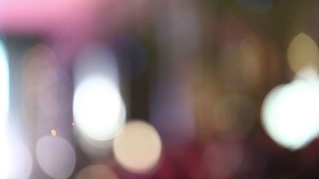 跑道上从左到右的架条结构梁上的移动光焦点模糊