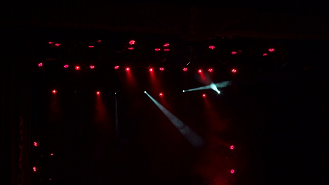 红色的舞台灯光，音乐会上的灯光表演。