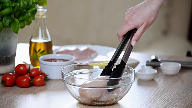 厨师用碗腌制鸡胸肉