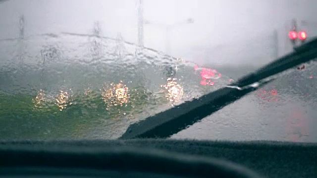 汽车挡风玻璃刮水器是在恶劣天气下在路上行驶时清除雨水的工具