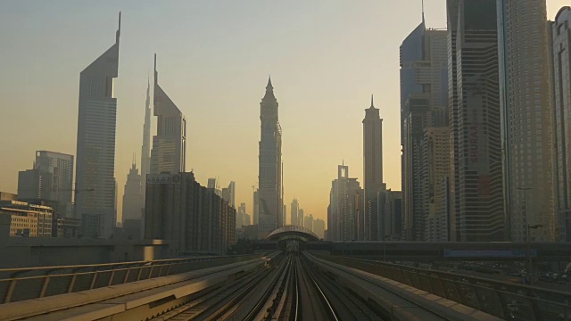 日落迪拜著名的地铁乘坐公路旅行市中心前全景4k阿拉伯联合酋长国