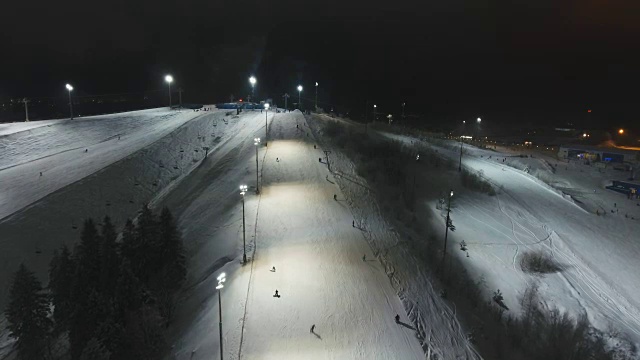 晚上去滑雪胜地。鸟瞰图