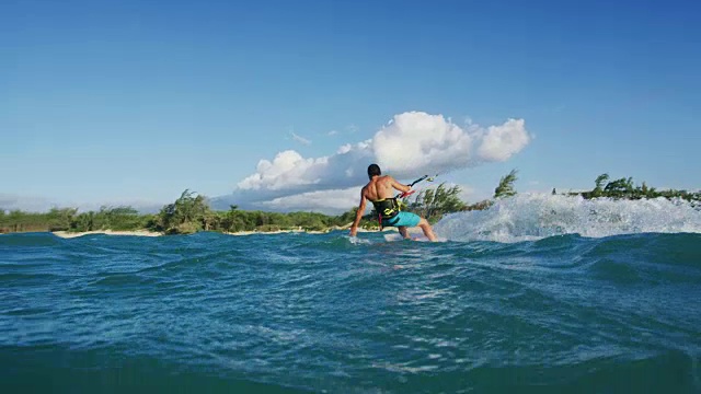 年轻人风筝冲浪在蓝色的海洋，水POV