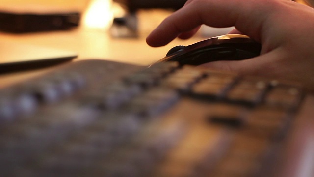 详情图-人类使用无线鼠标快速浏览网页