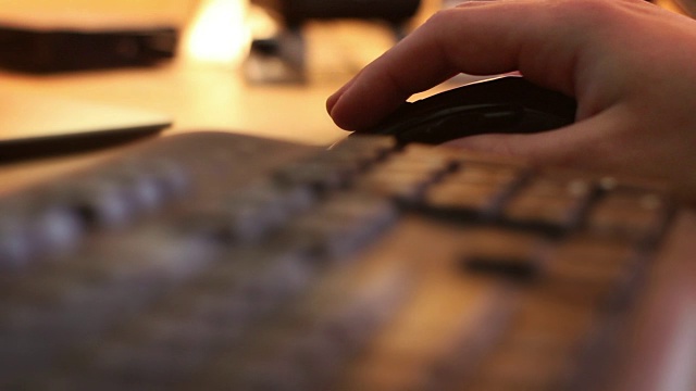 详情图-人类使用无线鼠标快速浏览网页